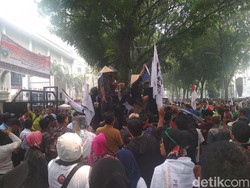 Massa Petani Demo di Gedung DPRD Sumut, Tolak Pengesahan RUU Pertanahan