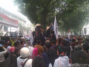Massa Petani Demo di Gedung DPRD Sumut, Tolak Pengesahan RUU Pertanahan Massa Petani Demo di Gedung DPRD Sumut, Tolak Pengesahan RUU Pertanahan