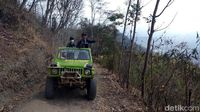 Foto: Seru! Naik Jeep Lewati Medan Ekstrem Perbukitan Menoreh