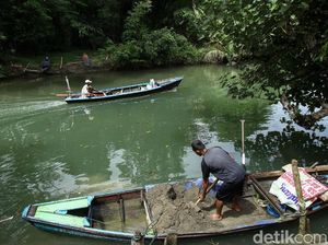 Potret Aktivitas Warga Penambang Pasir di Pulau Simeulue