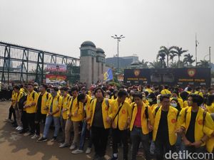 Ada 2 Kubu Pendemo Gelar Aksi di DPR, Lalin Gatsu Dialihkan