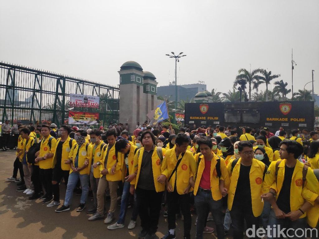 Ada 2 Kubu Pendemo Gelar Aksi di DPR, Lalin Gatsu Dialihkan Ada 2 Kubu Pendemo Gelar Aksi di DPR, Lalin Gatsu Dialihkan