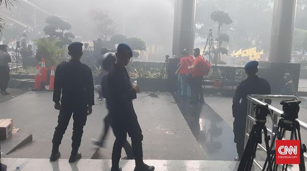 Massa PB PMII Bakar Ban dan Lempar Telur Busuk ke Gedung KPK