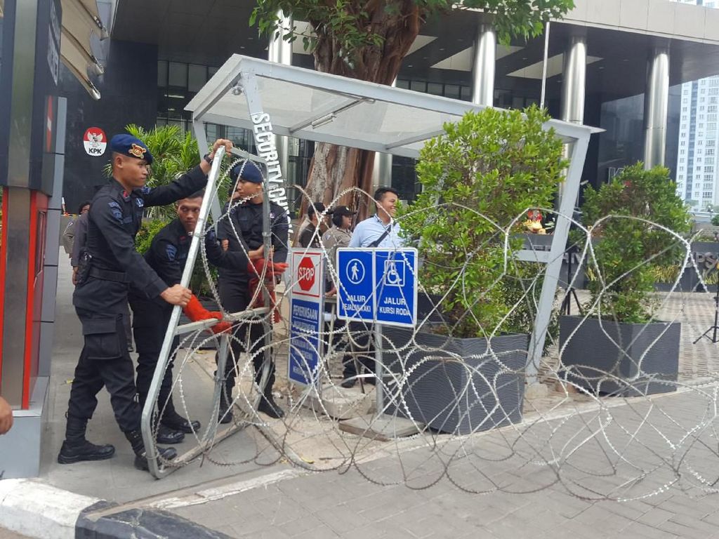 Polisi Pasang Kawat Berduri di Depan Gedung KPK Polisi Pasang Kawat Berduri di Depan Gedung KPK