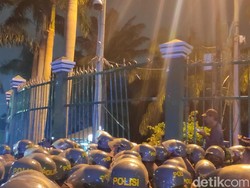 Usai Jebol Pagar, Mahasiswa Masih Bertahan di Depan Gedung DPR
