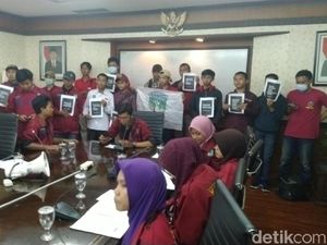 Massa KAMMI Paksa Pimpinan DPRD Jateng Teken Penolakan RUU P-KS Massa KAMMI Paksa Pimpinan DPRD Jateng Teken Penolakan RUU P-KS