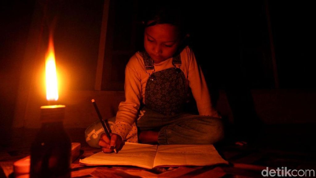 Nyala Lilin Sinari Malam di Pulau Terluar Indonesia