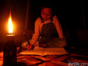 Nyala Lilin Sinari Malam di Pulau Terluar Indonesia