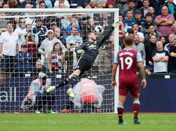 Lewat tendangan bebas dengan kaki kirinya, ia mengirim bola ke pojok kiri gawang MU yang tak mampu dijangkau De Gea. Skor 2-0 bertahan hingga laga bubar. Istimewa/David Klein/Reuters.