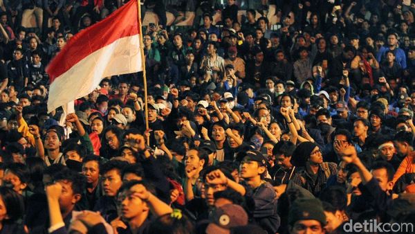 Masih Bertahan di Depan Gedung DPR, Mahasiswa Ancam Menginap
