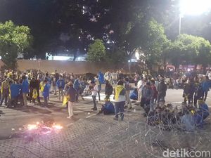 Tak Bubarkan Diri, Massa di Depan KPK Lanjut Demo Usai Magrib