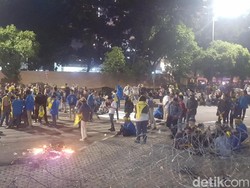 Tak Bubarkan Diri, Massa di Depan KPK Lanjut Demo Usai Magrib