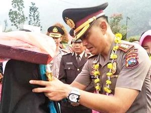 Ditinggal Polisi yang Jadi Pembeli Setianya, Gadis Penjual Kue Ini Menangis Haru Ditinggal Polisi yang Jadi Pembeli Setianya, Gadis Penjual Kue Ini Menangis Haru