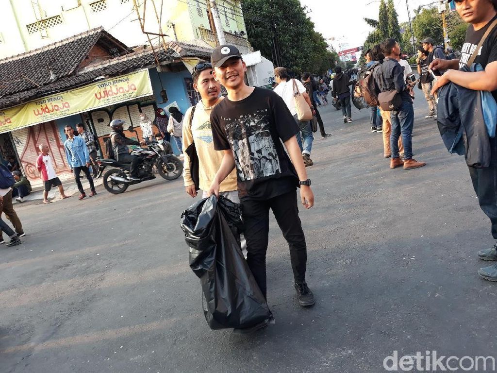 Bubarkan Diri, Peserta Aksi Gejayan Memanggil Punguti Sampah Bubarkan Diri, Peserta Aksi Gejayan Memanggil Punguti Sampah