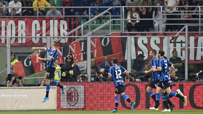 Pemain Inter Milan merayakan gol ke gawang AC Milan. Kemenangan di laga derby mengantar Nerazzurri sementara memimpin klasemen Liga Italia. (Foto: Tullio M. Puglia/Getty Images)