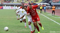 Pada lanjutan Liga 1 di Stadion Patriot Candrabhaga, Senin (23/9/2019), Persija vs Barito Putera masih tanpa gol pada babak pertama. 
