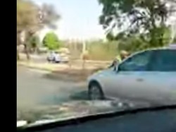 Aksi Polisi Nempel di Kap Mobil Ditiru Polisi Afrika