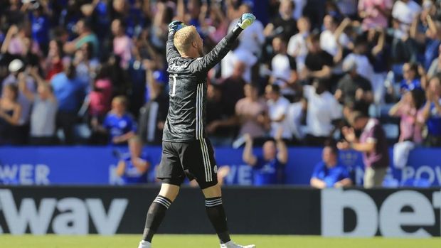 Leicester's goalkeeper Kasper Schmeichel celebrates his teammate James Maddison's winning goal during the English Premier League soccer match between Leicester City and Tottenham Hotspur at the King Power Stadium in Leicester, England, Saturday, Sept. 21, 2019. (AP Photo/Leila Coker)