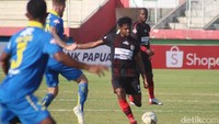 Sementara Persipura kembalii gagal menang setelah sebelumnya diimbangi PSS Sleman 1-1.