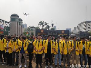 Massa Demo Penuhi Jalan Gatot Subroto Depan DPR, Lalin Ditutup