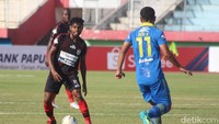 Gelombang serangan Persib akhirnya membuahkan hasil pada menit ke-39 lewat Ezechiel NDouassel.