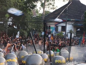 Demo Mahasiswa Bandung Ricuh: Gerbang DPRD Jebol, Batu Beterbangan