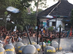 Video Demo Mahasiswa Bandung Rusuh, Polisi Bubarkan Paksa