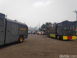 Pagar Kawat Duri dan Kendaraan Taktis Disiapkan Jelang Aksi di DPR