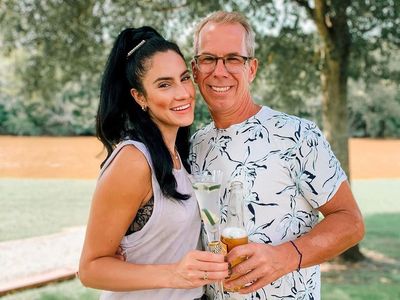 Influencer Ini Jadi Sensasi, Pacari Pria yang Usianya 2 Kali Lipat Lebih Tua