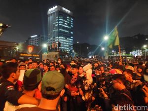 Memanas, Mahasiswa Penolak UU KPK Baru-RKUHP Lempar Botol-Dorong Pagar