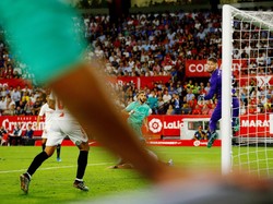 Kerja sama satu-dua antara Bale dan Carvajal di sisi kanan, diakhiri dengan umpan silang kepada Benzema. Striker Prancis itu pun menyambutnya dengan sundulan, dan membuat bola masuk ke gawang Sevilla. Madrid pun unggul 1-0. Istimewa/Marcelo Del Pozo/Reuters.