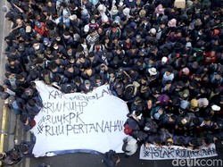 RUU KUHP Ditunda: Kumpul Kebo Tidak Dihukum, Hina Presiden Tak Dipidana