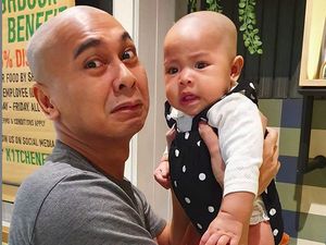 Sama-sama Gundul, Raditya Dika Pose Kocak Bareng Alinea Sama-sama Gundul, Raditya Dika Pose Kocak Bareng Alinea