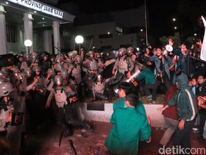 Demo Ricuh di Bandung, Polisi Pulangkan Demonstran yang Diamankan Demo Ricuh di Bandung, Polisi Pulangkan Demonstran yang Diamankan
