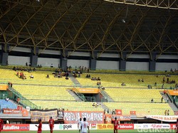 Suasana kali ini jauh lebih sepi dari laga-laga kandang Persija sebelumnya.