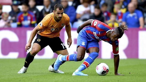 Wilfried Zaha beberapa kali membuang peluang gol.