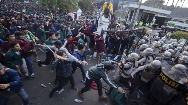 Massa yang tergabung dalam Aliansi Mahasiswa Jawa Barat bentrok dengan petugas kepolisian saat aksi unjuk rasa di Depan Gedung DPRD Jawa Barat, Senin (23/9/2019). Aksi tersebut menuntut Pemerintah Indonesia khususnya Presiden untuk mencabut UU KPK yang baru, menolak RKHUP, dan RUU Pemasyarakatan yang dianggap mematikan keadilan di Indonesia. ANTARA FOTO/Novrian Arbi/foc.
