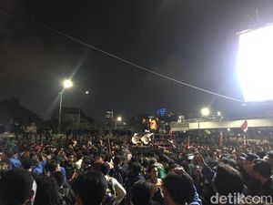 #ReformasiDikorupsi! Ananda Badudu Galang Dana untuk Aksi Mahasiswa di DPR #ReformasiDikorupsi! Ananda Badudu Galang Dana untuk Aksi Mahasiswa di DPR