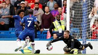 Di babak kedua, Liverpool bisa memegang kendali permainan. Namun, Chelsea juga terus menekan guna mencari gol. Di menit ke-59, peluang didapat Chelsea lewat NGolo Kante, namun masih belum membuahkan gol. Istimewa/John Sibley/Reuters.