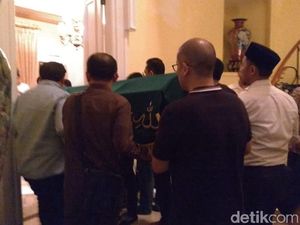 Jenazah Mantan Gubernur BI Arifin Siregar Tiba di Rumah Duka Jenazah Mantan Gubernur BI Arifin Siregar Tiba di Rumah Duka