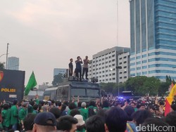Panas! Mahasiswa-Pendemo Pro-UU KPK Baru Saling Lempar Botol di Depan DPR