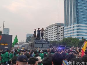 Panas! Mahasiswa-Pendemo Pro-UU KPK Baru Saling Lempar Botol di Depan DPR Panas! Mahasiswa-Pendemo Pro-UU KPK Baru Saling Lempar Botol di Depan DPR