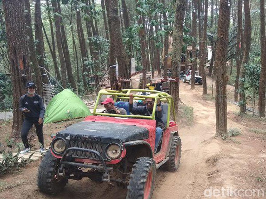 Uji Adrenalin Naik Jeep Menaklukkan Perbukitan Menoreh Uji Adrenalin Naik Jeep Menaklukkan Perbukitan Menoreh
