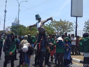 Mahasiswa UMI Makassar Turun ke Jalan Tolak Revisi UU KPK