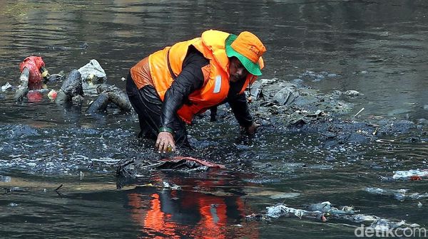 Aksi Pasukan Oranye Nyemplung Sungai untuk Bersihkan Sampah