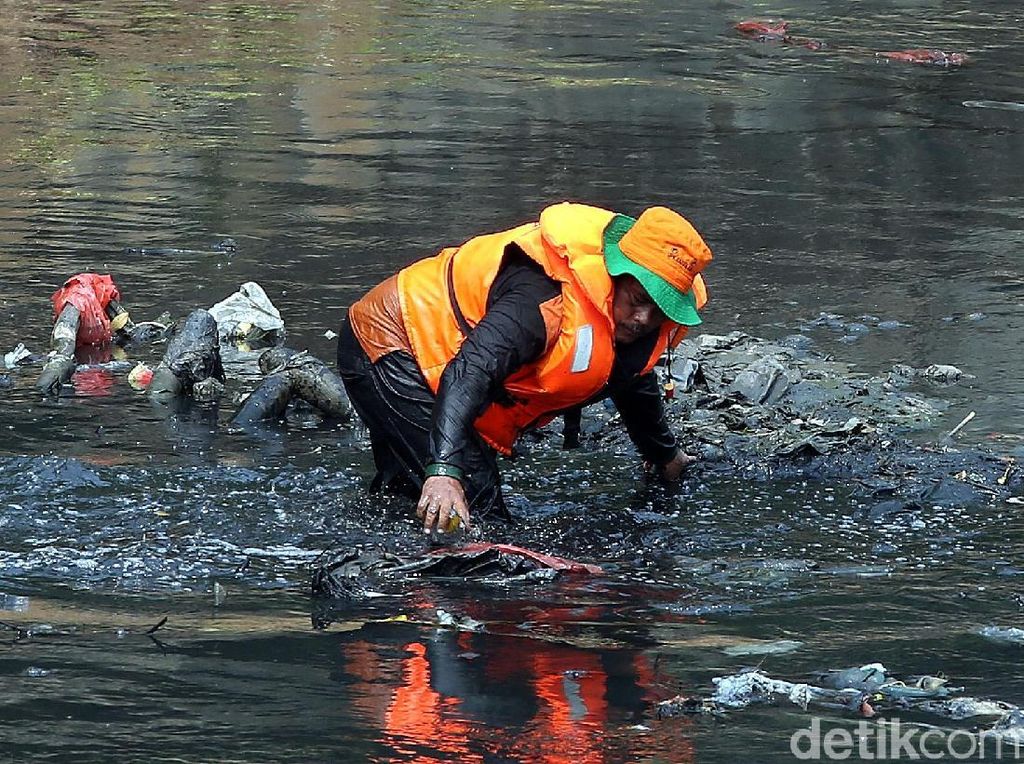 Aksi Pasukan Oranye Nyemplung Sungai untuk Bersihkan Sampah