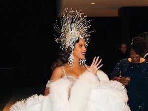 Surprise! Beyonce dan Syahrini Kembaran Pakai Aksesori Rinaldy Yunardi