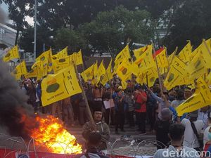 Massa Beratribut PMII Aksi Lagi di KPK, Bakar Ban dan Lempar Telur
