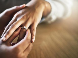 Ngeri! Pria Lamar Kekasih dengan Tubuh Terbakar