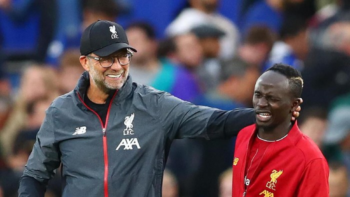LONDON, ENGLAND - SEPTEMBER 22: Jurgen Klopp embraces Sadio Mane of Liverpool during the Premier League match between Chelsea FC and Liverpool FC at Stamford Bridge on September 22, 2019 in London, United Kingdom. (Photo by Dan Istitene/Getty Images)